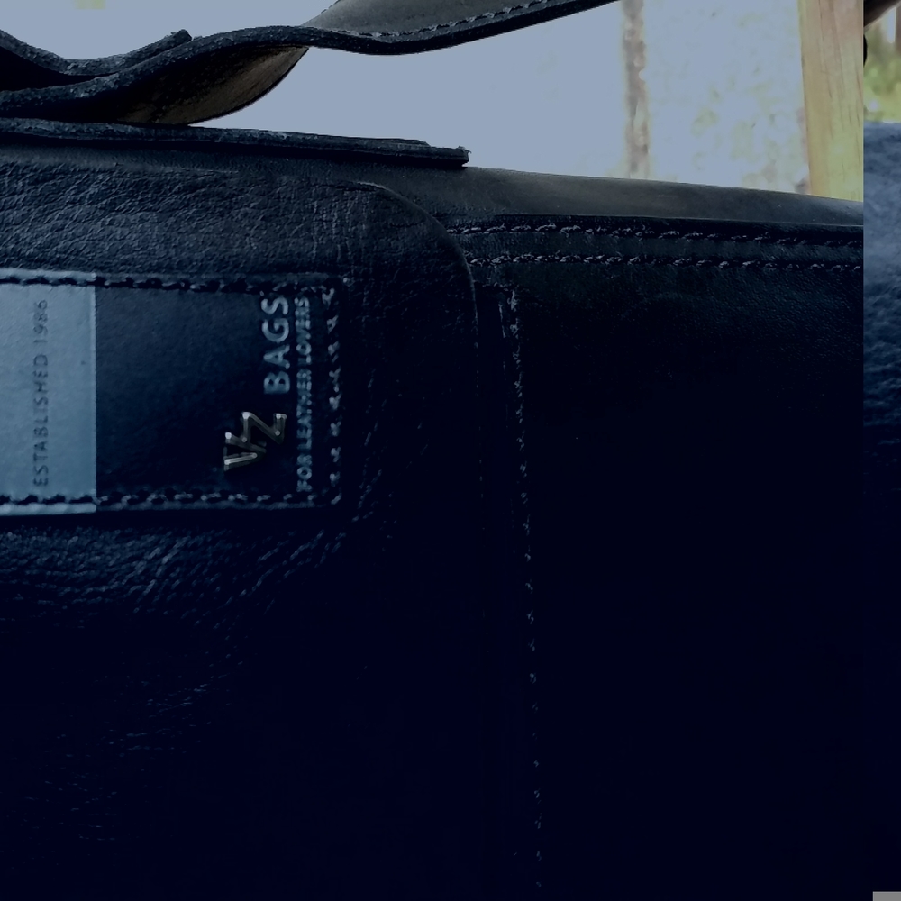 Men's Black Leather Crossbody Messenger Bag - Picture 2 of 9